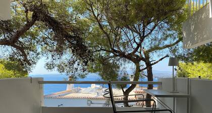 A beautifully renovated summer home, with all amenities and a spectacular view.
