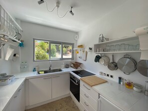 Réfrigérateur, un four, surface de cuisson, cafetière-théière