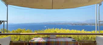 A beautiful summer home, with all amenities and a spectacular view!
