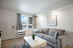 TV, offices - 207 Walk to Convention Center and The Landing (Branson)