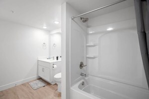 Een douche, een haardroger, handdoeken