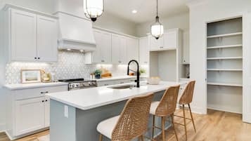 冰箱、微波炉、烤箱、炉灶