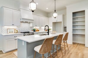 Private kitchen - Luxury Townhomes, 3br, private garage and yard (Youngsville)