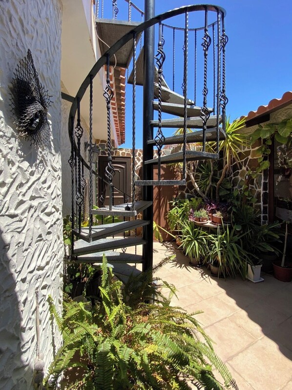 Property grounds - Charming 2-bedroom apartment in Guargacho with AC, WiFi (Guargacho)