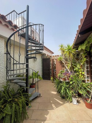 Property grounds - Charming 2-bedroom apartment in Guargacho with AC, WiFi (Guargacho)
