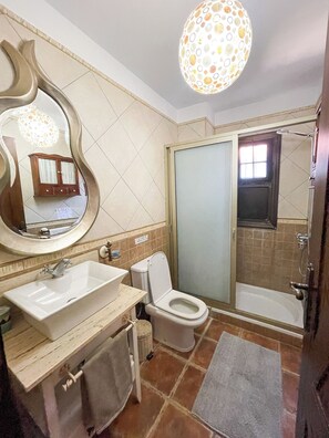 Dusche, Haartrockner, Bidet, Handtücher