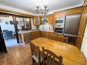 Microwave, oven, stovetop, dishwasher - Charming 2-bedroom apartment in Guargacho with AC, WiFi (Guargacho)