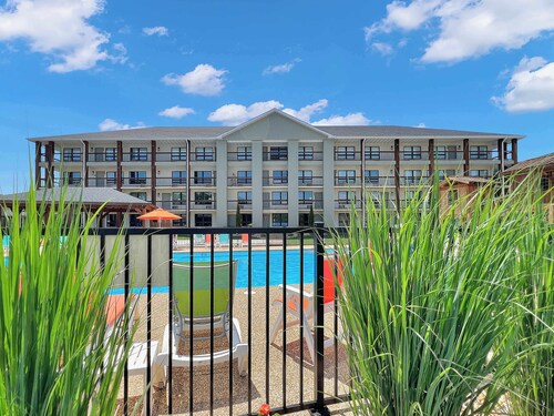 209 Poolside Walk to The Landing & Convention Ctr