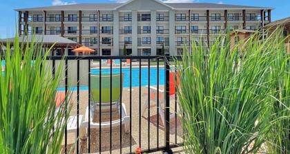 209 Poolside Walk to The Landing & Convention Ctr