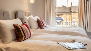 2 bedrooms, desk, iron/ironing board, WiFi