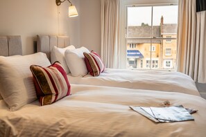 2 slaapkamers, een bureau, een strijkplank/strijkijzer, wifi