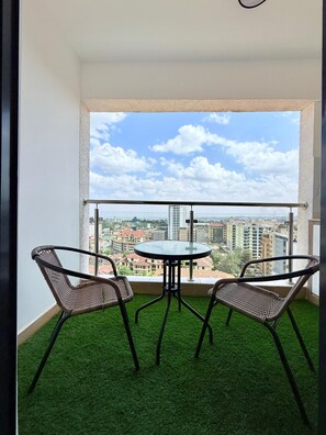 Outdoor dining - One Bedroom Apartment in Kilimani, near Yaya Centre (Nairobi)