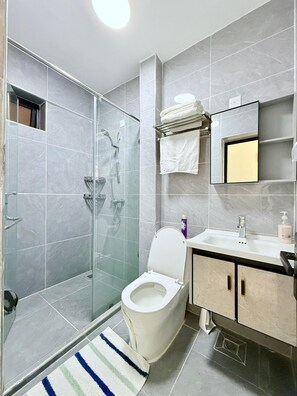 Shower, hair dryer, towels, soap - One Bedroom Apartment in Kilimani, near Yaya Centre (Nairobi)
