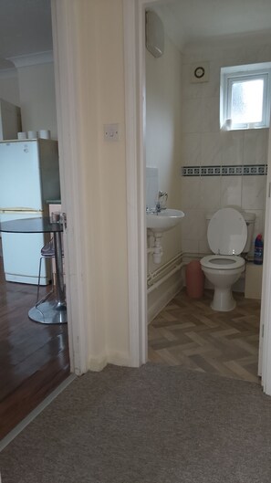 Hair dryer, towels, soap, toilet paper - Double room in a Bungalow next to the new Sawtry Services (Sawtry)