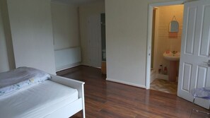 4 chambres, fer et planche Ă repasser, Wi-Fi, draps fournis