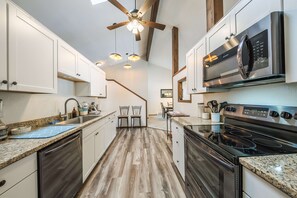 Casa geminada, várias camas, varanda, vista para a montanha (Glacier Vista Golf Getaway) | Cozinha privada | Geladeira, micro-ondas, fogão, cooktop