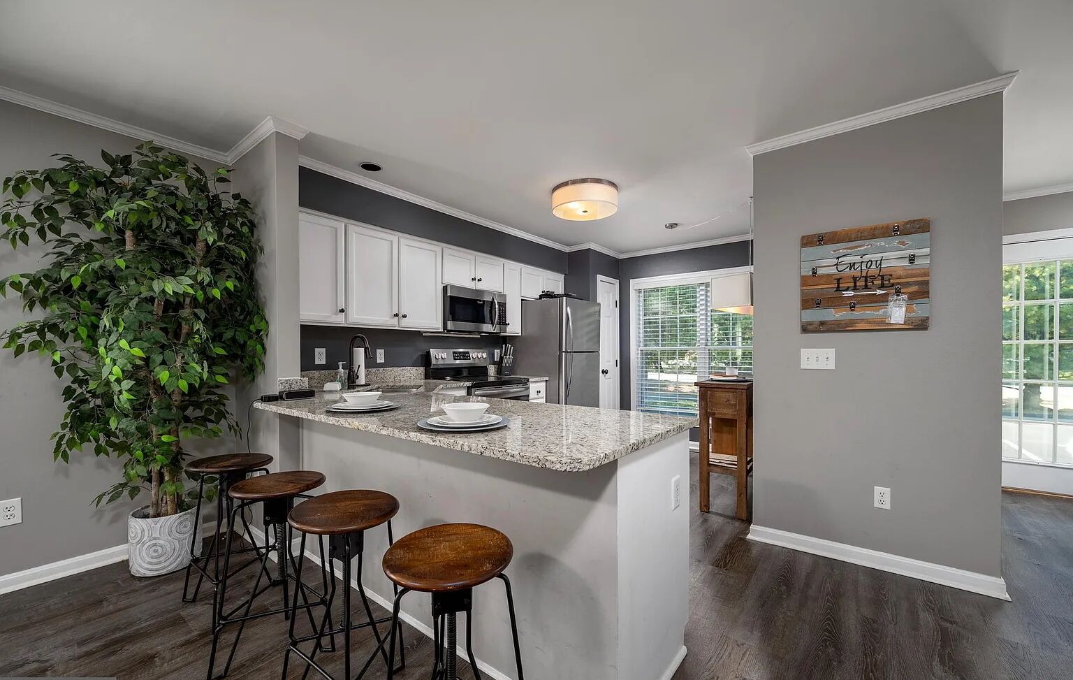 Kjøleskap, mikrobølgeovn, ovn og kokeplater