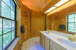 Cabin, Multiple Beds, Patio, Mountain View (Glen Lake Cabin in the Woods) | Bathroom | Combined shower/tub, hair dryer, towels