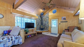 Cabin, nhiều giường, sân hiên, quang cảnh núi (Glen Lake Cabin in the Woods) | Khu phòng khách | TV màn hình phẳng 42-inch có truyền hình kỹ thuật số, lò sưởi
