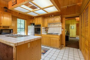 เคบิน, หลายเตียง, ลานระเบียง, วิวภูเขา (Glen Lake Cabin in the Woods) | ครัวส่วนตัว | ตู้เย็น, ไมโครเวฟ, เตาอบ, เตาประกอบอาหาร