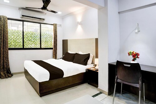 Cozy Deluxe Room Near Juhu Beach Mumbai