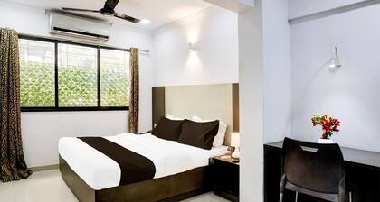 Cozy Deluxe Room Near Juhu Beach Mumbai