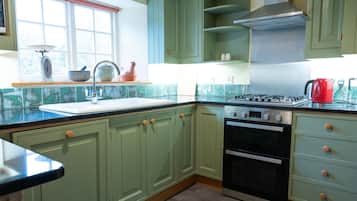 Jääkaappi, mikroaaltouuni, astianpesukone, syöttötuoli