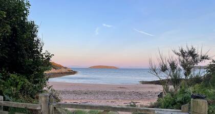 Gardeners Cottage - a cottage that sleeps 8 guests in 4 bedrooms