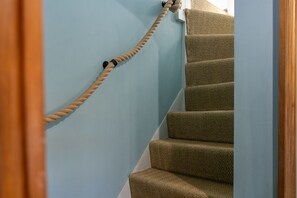 A staircase with a rope barrier at the top. - Fishermans Cottage -  a cottage that sleeps 6 guests  in 3 bedrooms (Lossiemouth)