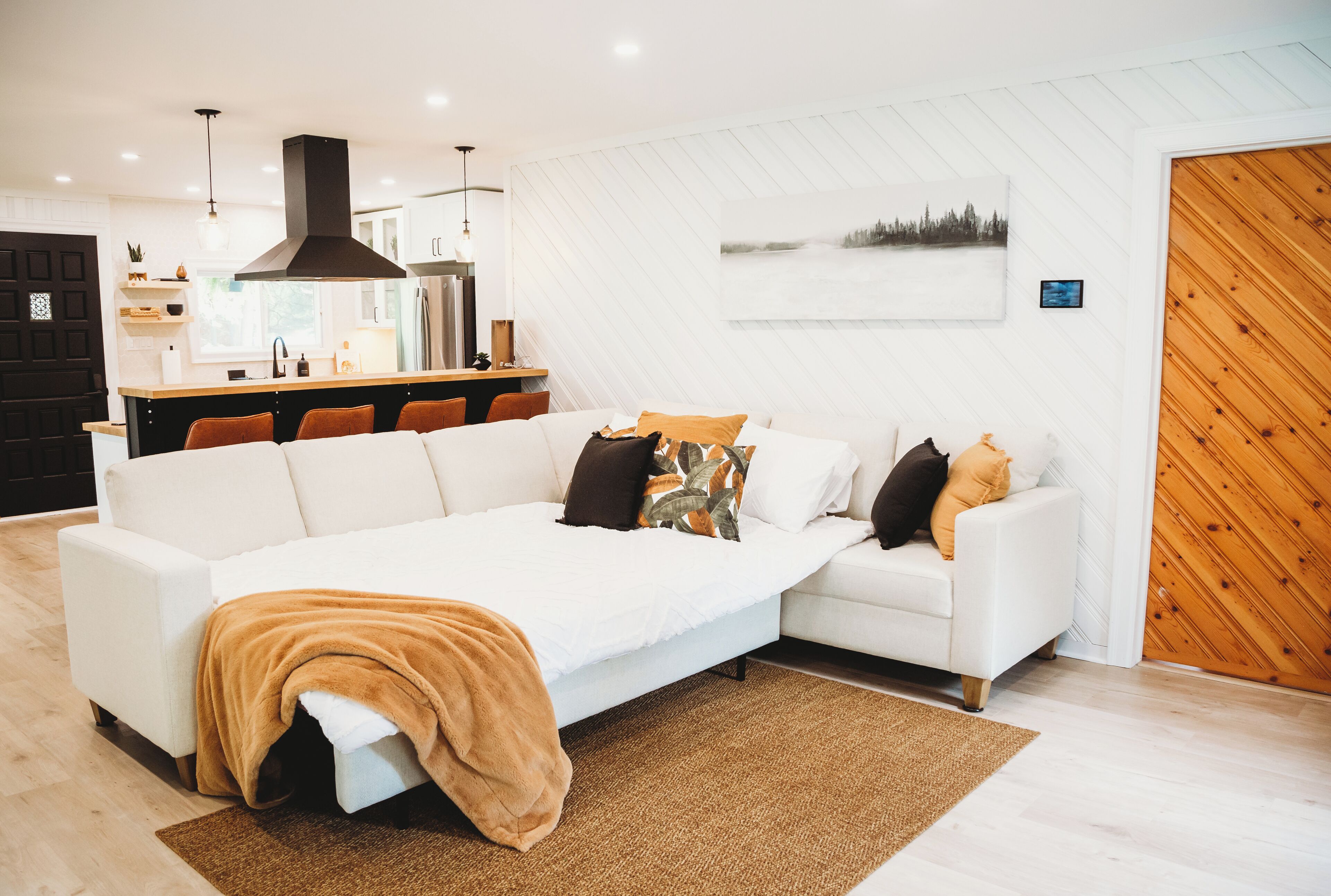 Smart-tv, een open haard, een dvd-speler en boeken