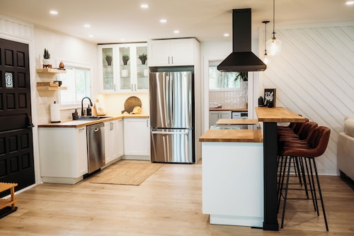 Beautiful, modern, cottage with hot tub and more