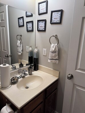 تجهيزات دش، مجففات شعر، مناشف، ورق حمّام