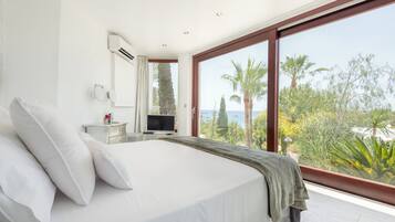 5 slaapkamers, een bureau, een strijkplank/strijkijzer, reisbedje