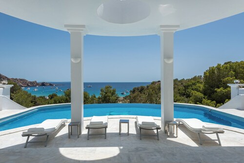 Villa Rica Beach: Your Dream Haven steps away from Cala Jondal Bay