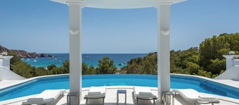 Villa Rica Beach: Your Dream Haven steps away from Cala Jondal Bay