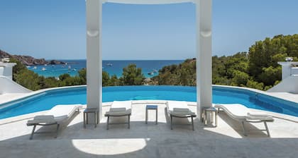 Villa Rica Beach: Your Dream Haven steps away from Cala Jondal Bay
