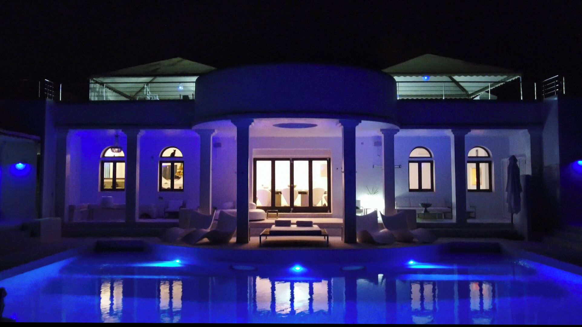 Een buitenzwembad, een verwarmd zwembad