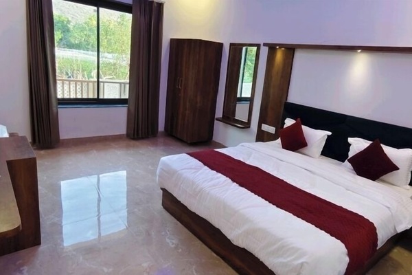 Habitación Deluxe doble, vistas a la colina | Tabla de planchar con plancha y wifi gratis