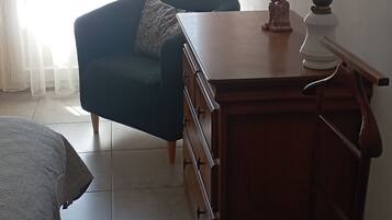 2 chambres, bureau, fer et planche Ă repasser, lit parapluie