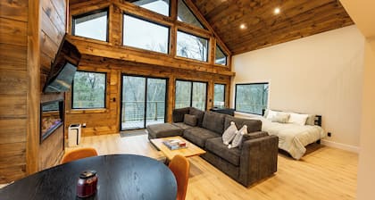 Relaxing Treehouse Cabin-2Bd/1Ba with HotTub & Sauna