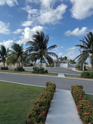 Property grounds - Charming 2-bedroom house with WiFi, fitness room in Lucea (Lucea)