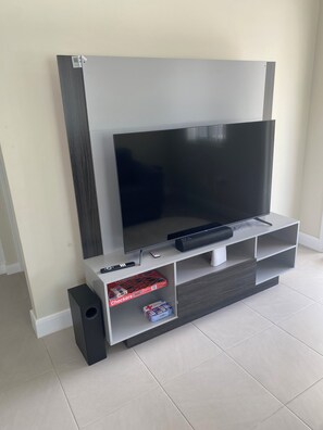 Interior - Charming 2-bedroom house with WiFi, fitness room in Lucea (Lucea)