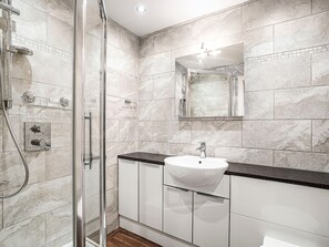 Douche, sèche-cheveux, serviettes fournies