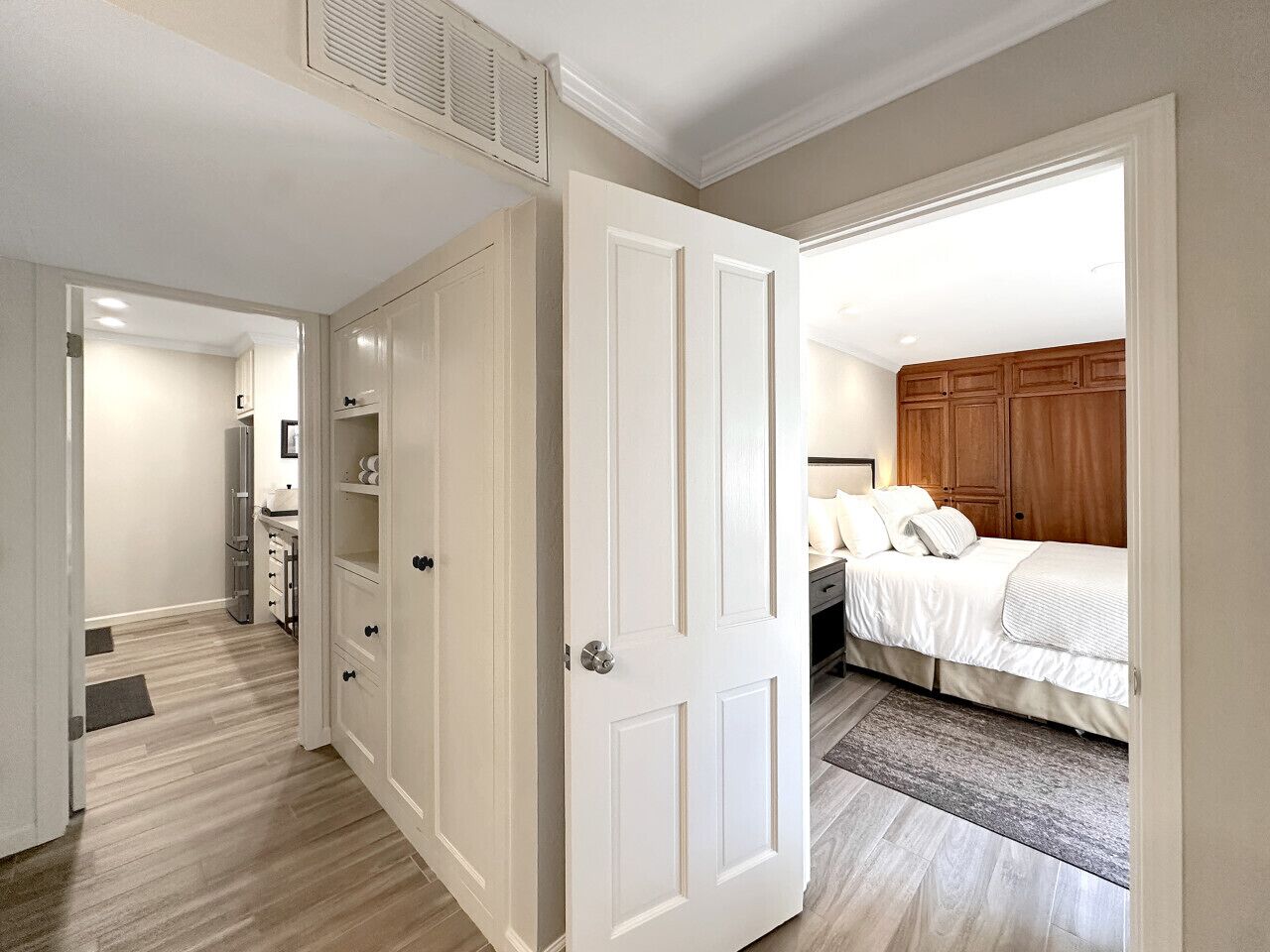 1 habitación, escritorio, tabla de planchar con plancha y cuna de viaje 