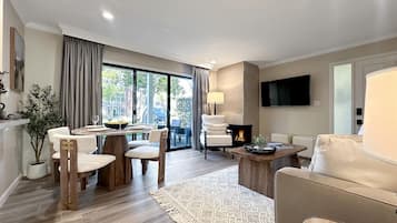 Smart-TV, Kamin, Stereoanlage