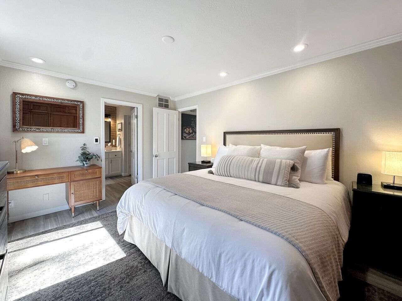 1 chambre, bureau, fer et planche à repasser, lit parapluie