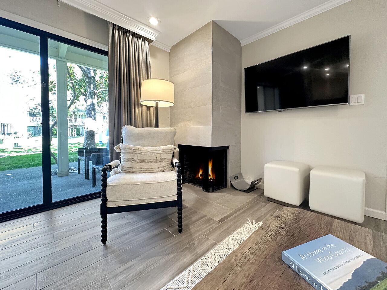 Smart TV, chimenea y estéreo 