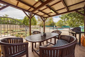 ヴィラ | 屋外ダイニングエリア