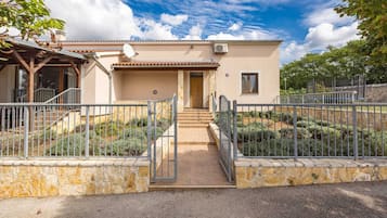 Villa | Exterior