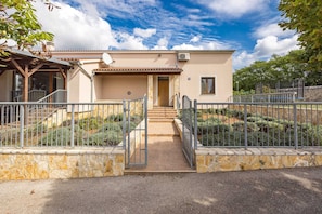 Villa | Exterior - Villa With Pool in Stancia San Antonio (Vodnjan)